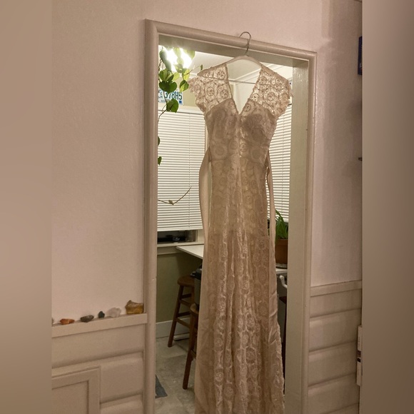 Kite and Butterfly Anais Wedding Gown - Picture 11 of 13